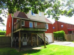 621 Brierly Ln in Munhall, PA - Building Photo - Building Photo