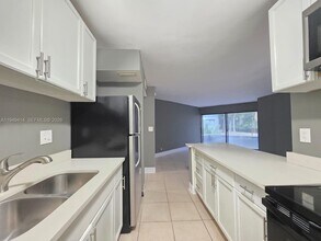 1880 N Congress Ave in West Palm Beach, FL - Foto de edificio - Building Photo