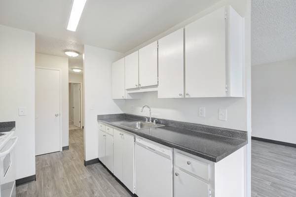 Royal Pines in Beaverton, OR - Building Photo - Building Photo