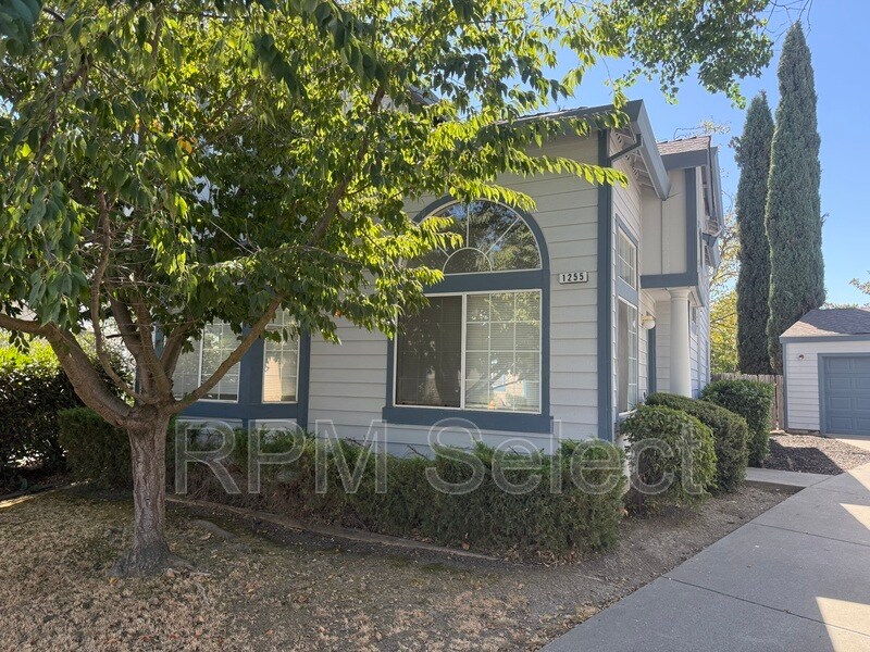 1255 Farragut Cir in Davis, CA - Building Photo