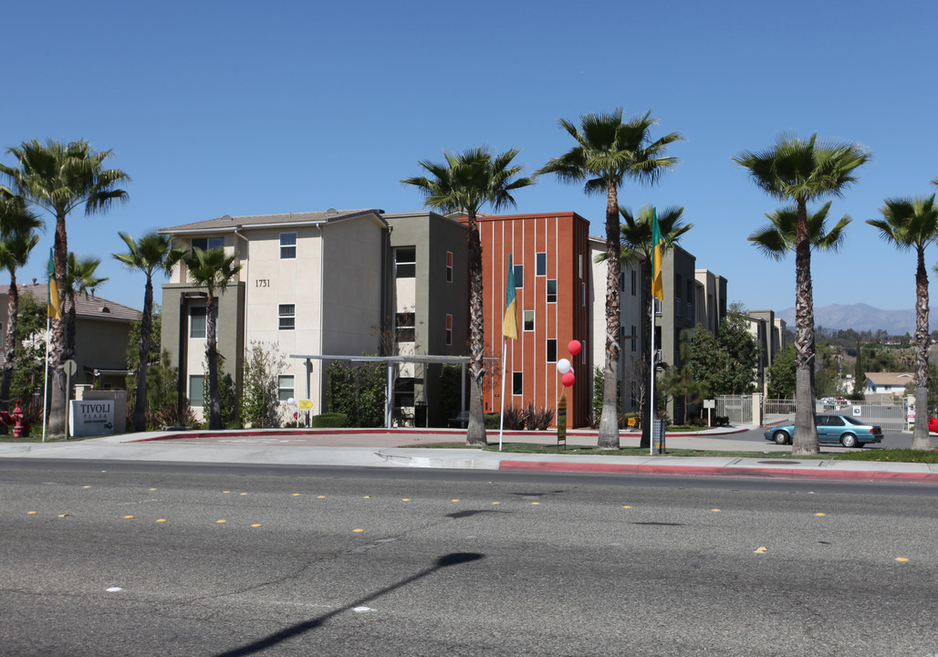 Tivoli Plaza Apartments in Pomona, CA - Foto de edificio