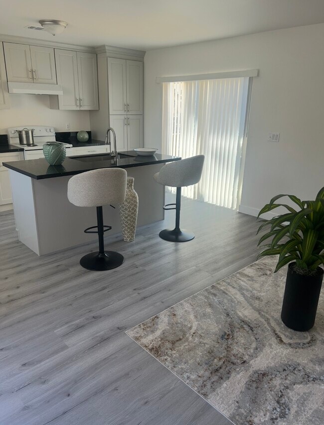 218 E 83rd St in Los Angeles, CA - Foto de edificio - Building Photo