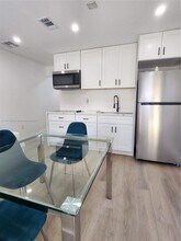 32 SW 9th St-Unit -2 in Hallandale Beach, FL - Foto de edificio - Building Photo