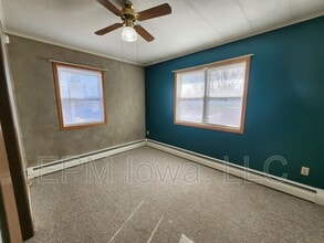 125 Hamilton St in Winthrop, IA - Foto de edificio - Building Photo