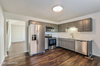 4121 Mimosa View Dr in Jeffersontown, KY - Building Photo - Building Photo