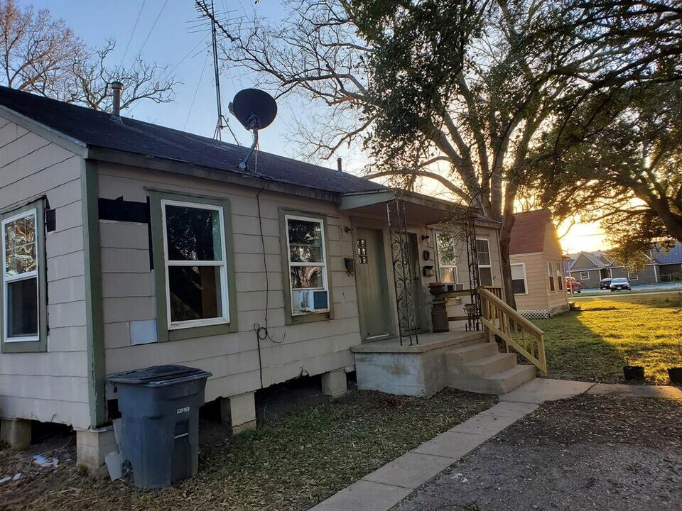 2308 8th St in Bay City, TX - Building Photo