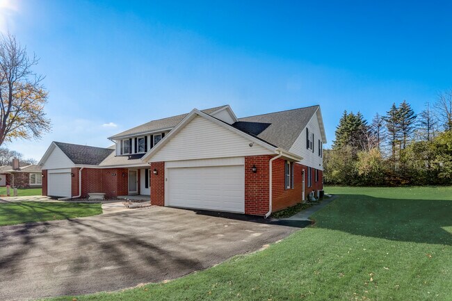 16450 Dane Ct E in Brookfield, WI - Building Photo - Building Photo