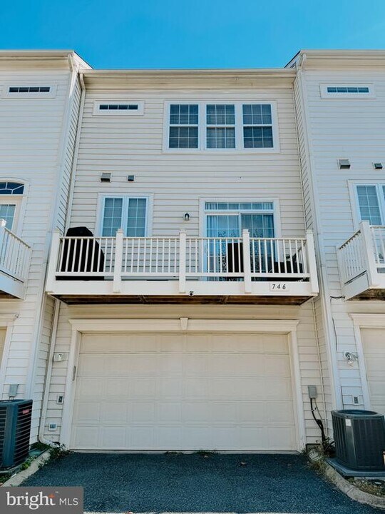 746 Collington Ct in Woodbridge, VA - Building Photo