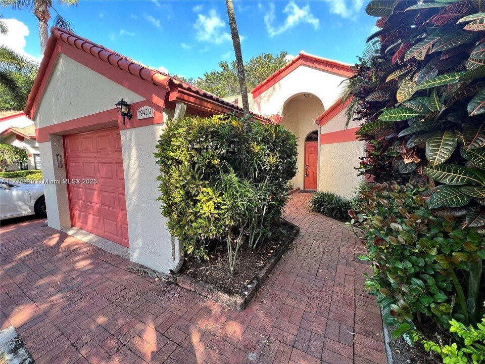 7942 Lexington Club Blvd in Delray Beach, FL - Building Photo