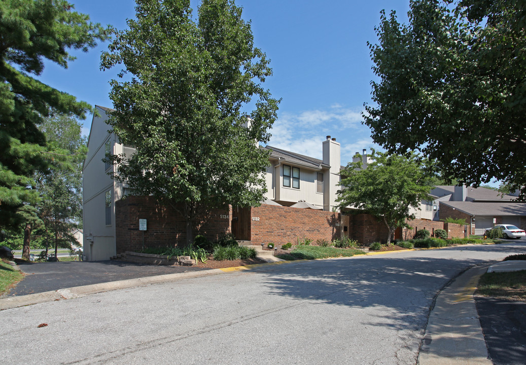 Lido Villas in Mission, KS - Foto de edificio