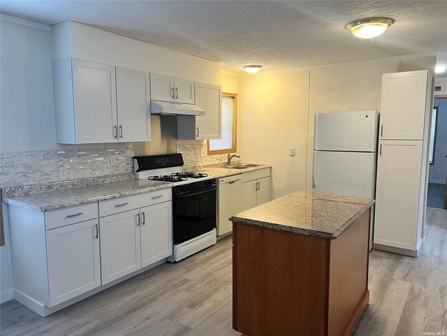588 Hubbard Ave in Riverhead, NY - Building Photo - Building Photo