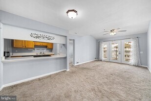 806 Waters Edge Dr in Newark, DE - Building Photo