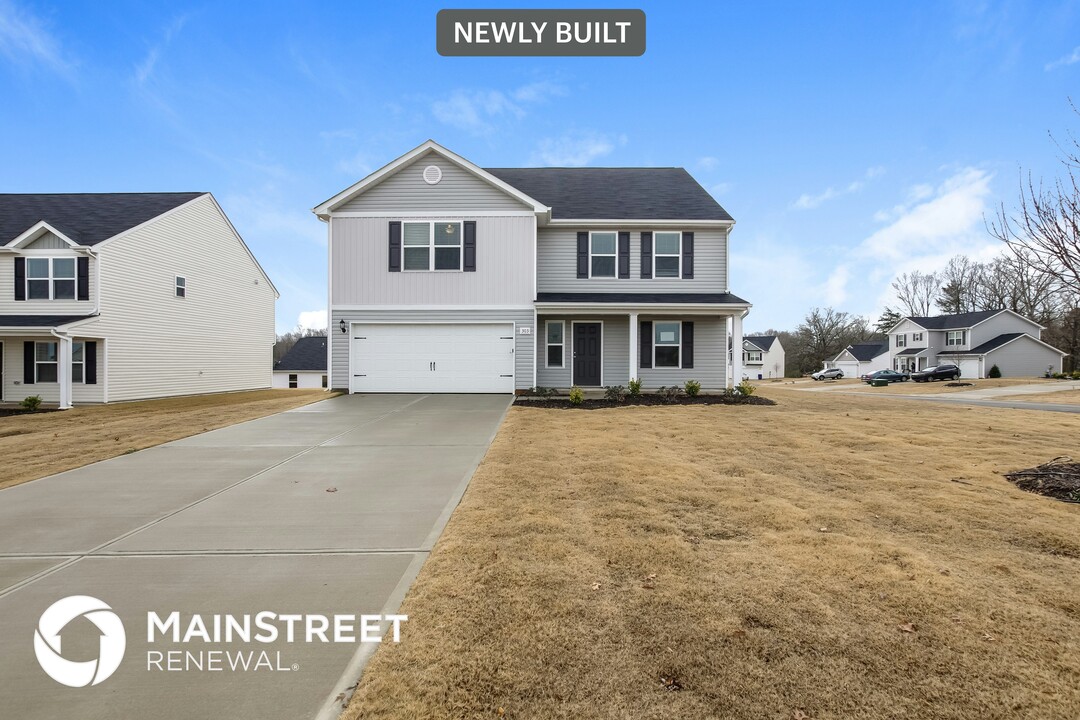 303 Iron Horse Ln in Burlington, NC - Building Photo