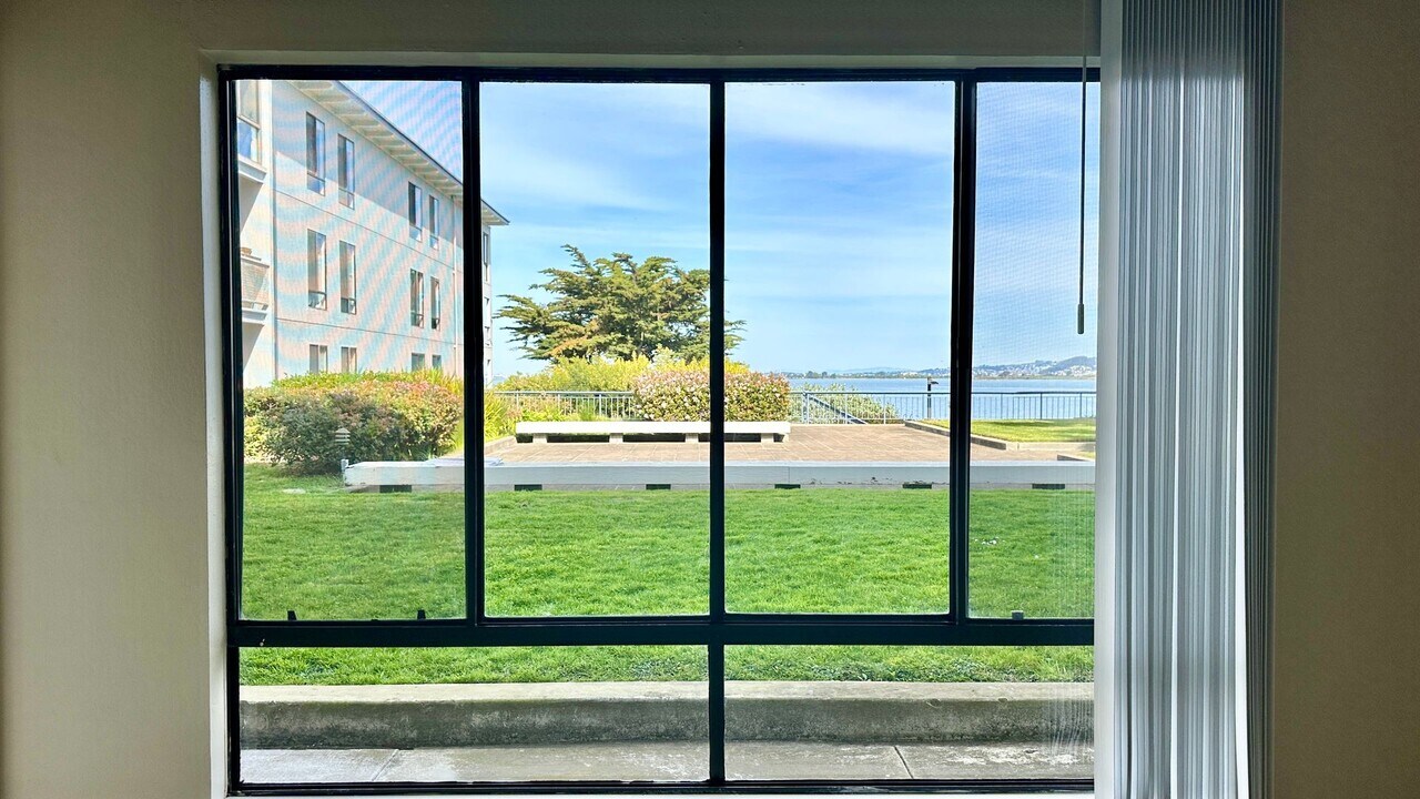 4 Captain Dr in Emeryville, CA - Building Photo