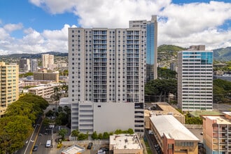 Holomua in Honolulu, HI - Building Photo - Building Photo