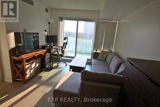 17 Anndale Dr in Toronto, ON - Building Photo - Building Photo