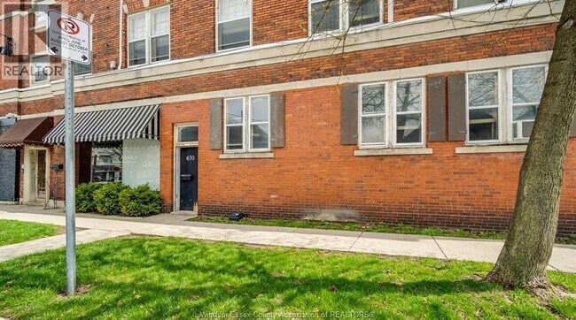 1701 Wyandotte St E in Windsor, ON - Foto de edificio - Building Photo