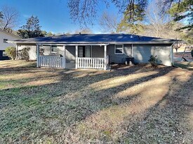 2932 Heather Dr in East Point, GA - Building Photo