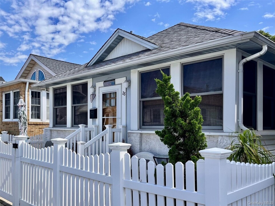 28 Wisconsin St in Long Beach, NY - Foto de edificio