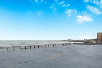 7337 S South Shore Dr, Unit 902 in Chicago, IL - Building Photo - Building Photo