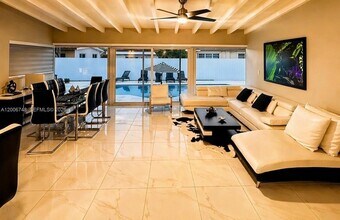 561 NE 172nd St in North Miami Beach, FL - Foto de edificio - Building Photo