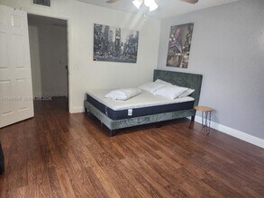 2556 Lakeview Ct in Hollywood, FL - Building Photo - Building Photo