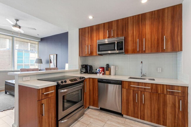 925 Common St in New Orleans, LA - Foto de edificio - Building Photo