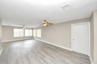 18178 Woodsdale Ct in Porter, TX - Building Photo - Building Photo