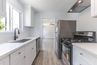 2153 N Raymond Ave in Altadena, CA - Building Photo - Building Photo