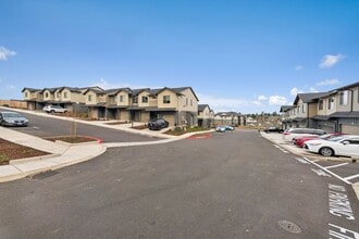 Titan Hill Townhomes in Salem, OR - Foto de edificio - Building Photo