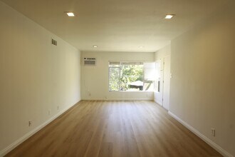 1323 Ridgeley Dr in Los Angeles, CA - Foto de edificio - Building Photo