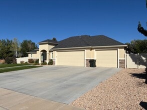 3792 250 E in Enoch, UT - Building Photo - Building Photo