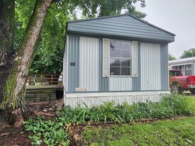 700 W Ridgeway Ave in Cedar Falls, IA - Building Photo