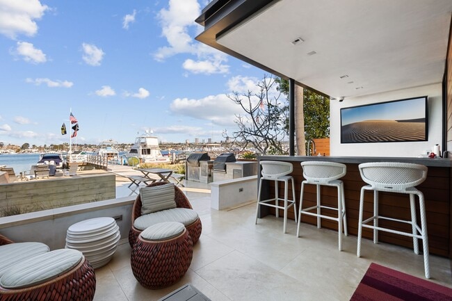 1509 E Bay Ave in Newport Beach, CA - Building Photo - Building Photo