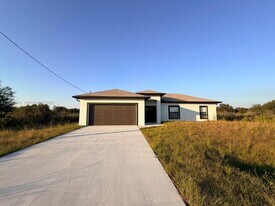 2706 72nd St W in Lehigh Acres, FL - Building Photo