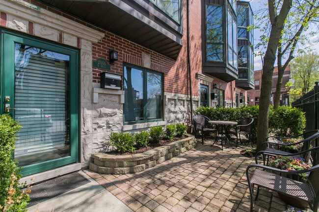 2005 N Hoyne Ave in Chicago, IL - Building Photo - Building Photo