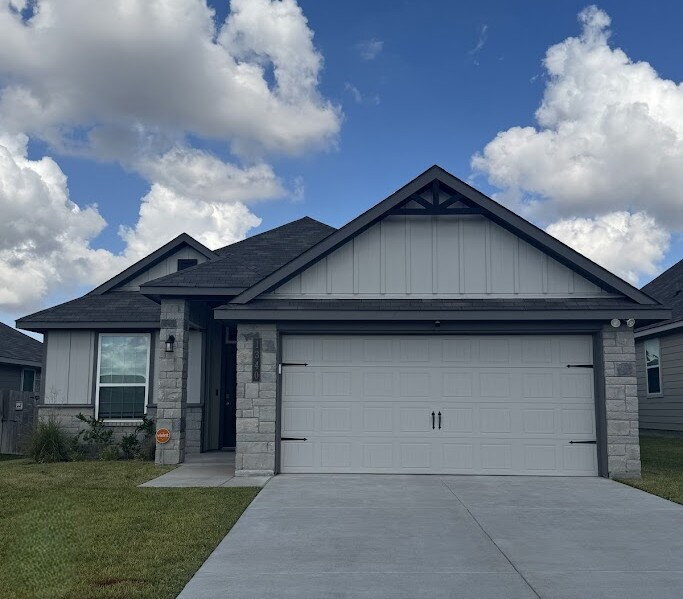 1340 Kingsgate Dr in Bryan, TX - Building Photo