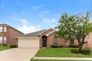 405 Matlock Meadow Dr in Arlington, TX - Building Photo