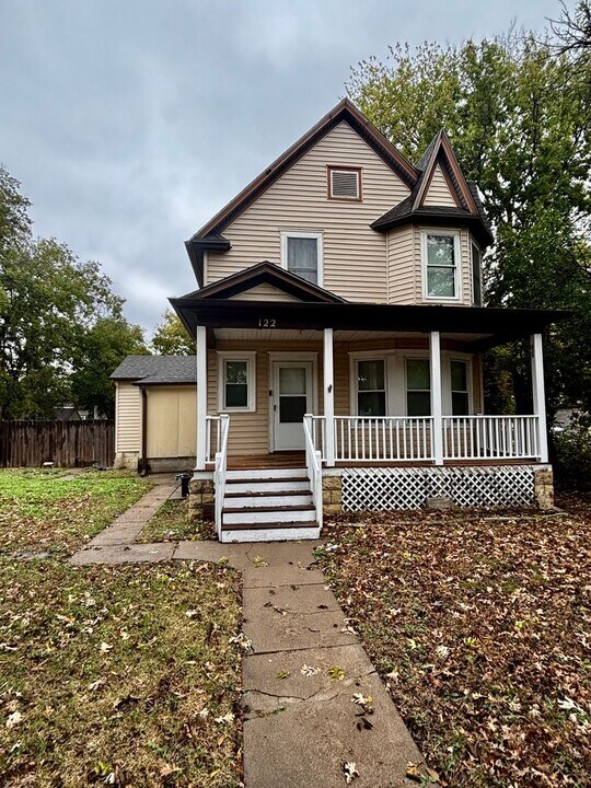122 W 1st St in Junction City, KS - Building Photo