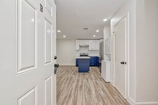 5609 Denmark St in Houston, TX - Building Photo