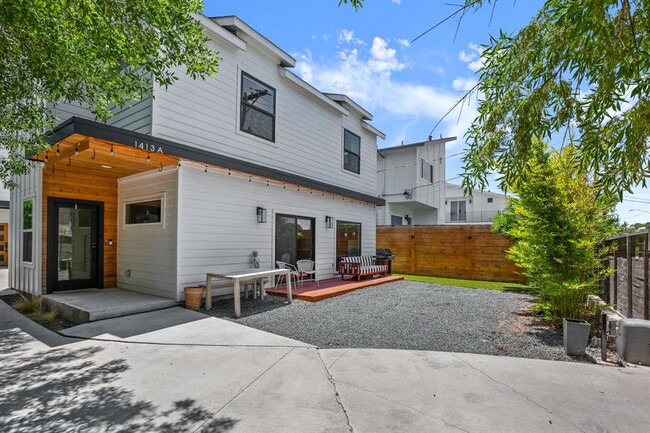 property at 1413 Montopolis Dr