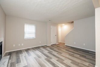 TOWNHOMES AT MCNAUGHTEN in Columbus, OH - Foto de edificio - Building Photo