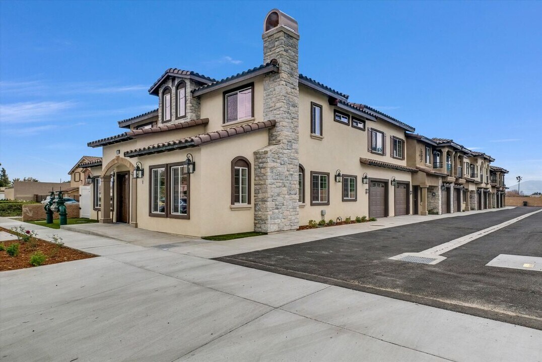 16385 Valencia Ave in Fontana, CA - Building Photo