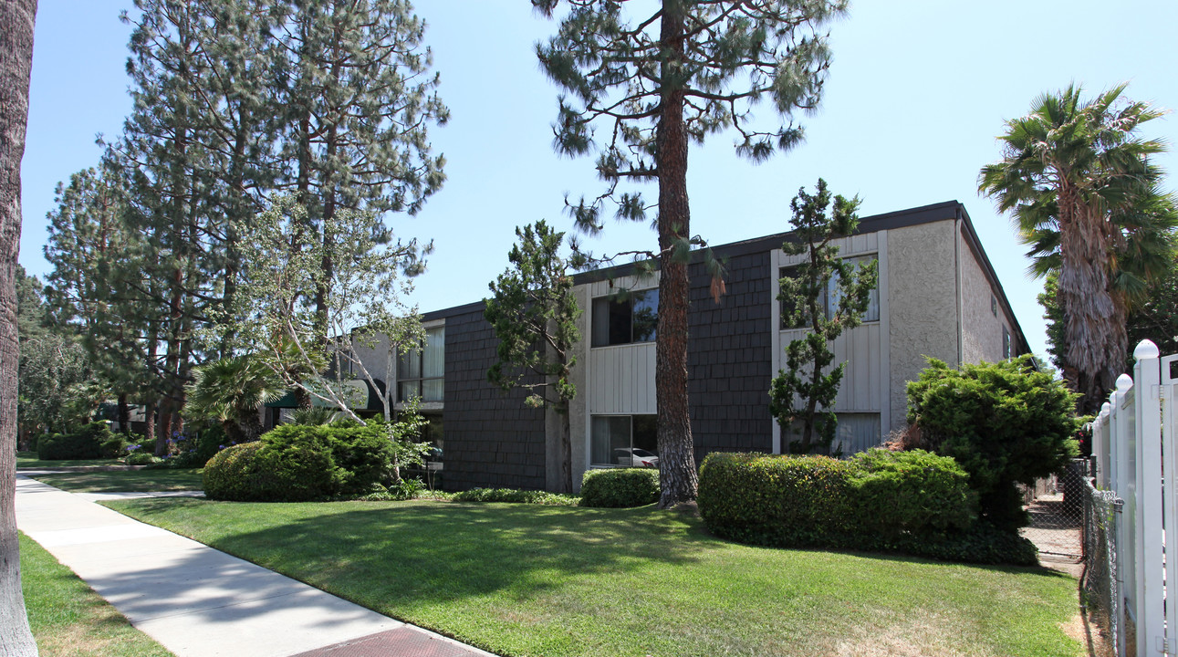 Glenwood Court Apartments in Glendale, CA - Foto de edificio