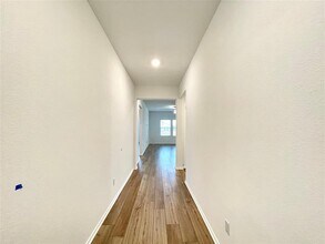 215 Magione St in Hutto, TX - Foto de edificio - Building Photo