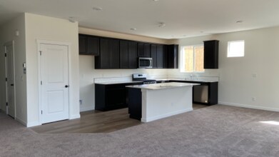 1546 27th St NW in Puyallup, WA - Foto de edificio - Building Photo