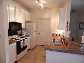 2402 Courtney Meadows Ct in Tampa, FL - Foto de edificio - Building Photo