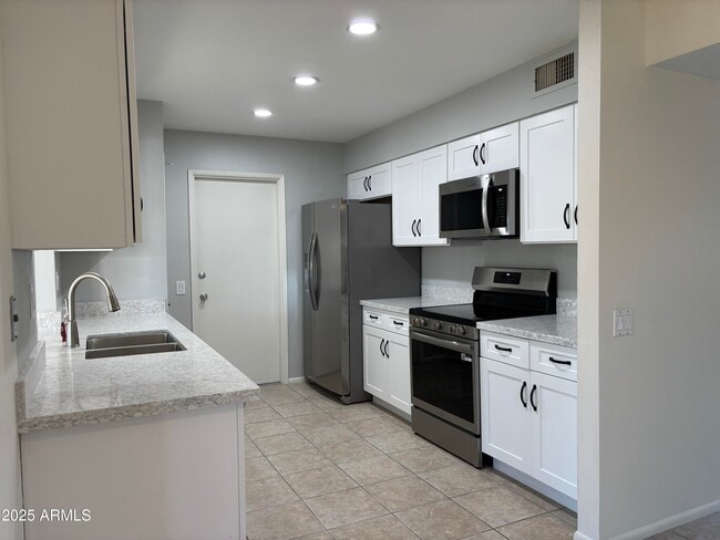 9719 W Rolling Hills Dr in Sun City, AZ - Building Photo - Building Photo