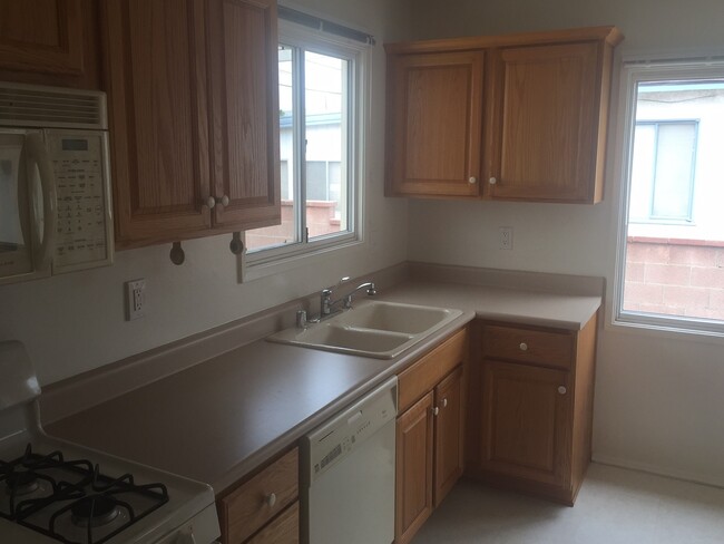 4133 Iroquois Ave in Lakewood, CA - Foto de edificio - Building Photo