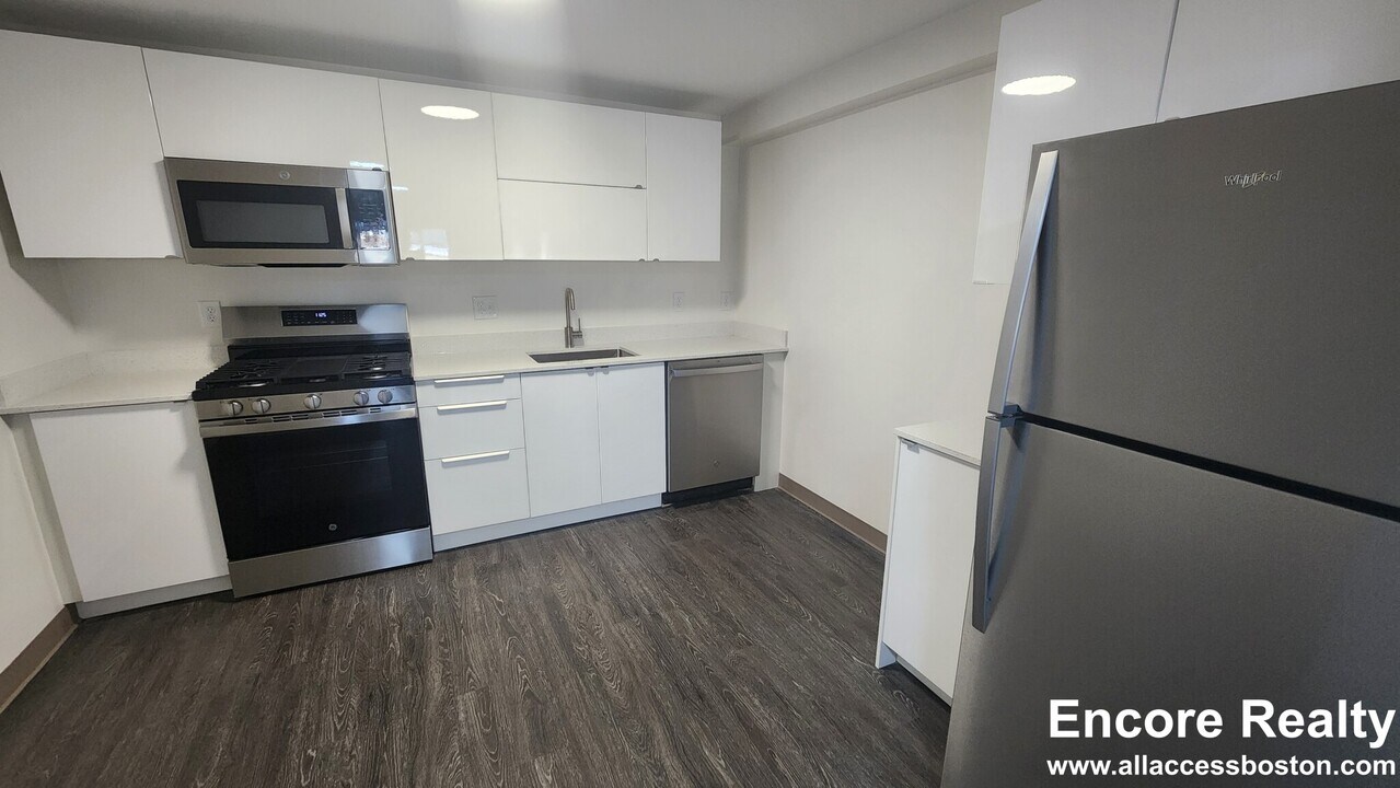 8 Darling St, Unit 11 in Boston, MA - Building Photo